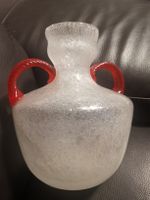 Glasvase weiss mit roten Henkeln aus Glas guter Zustand