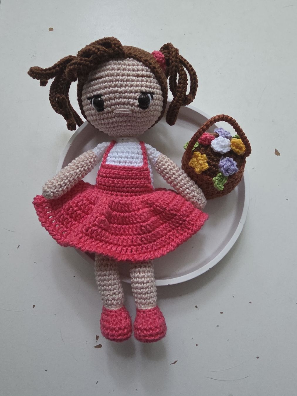 Giocattoli: Crochet Doll with Flower Basket Handmade – Nuovo (secondo la descrizione) da Romont FR venduto da mar_8lw6