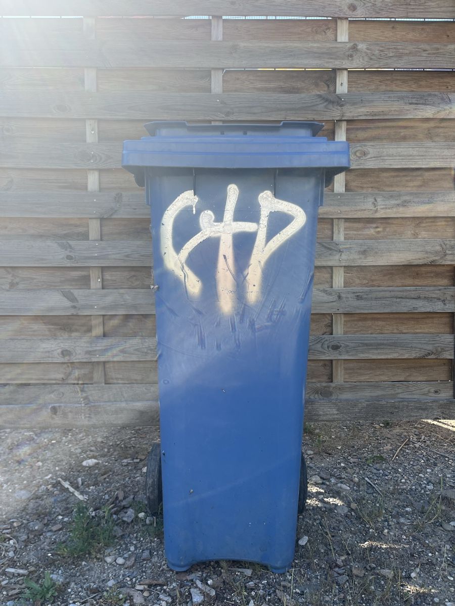 Cestini per rifiuti: Blaue Mülltonne mit Graffiti, 120L, 11 – Usato da Basel venduto da noldi.boldi