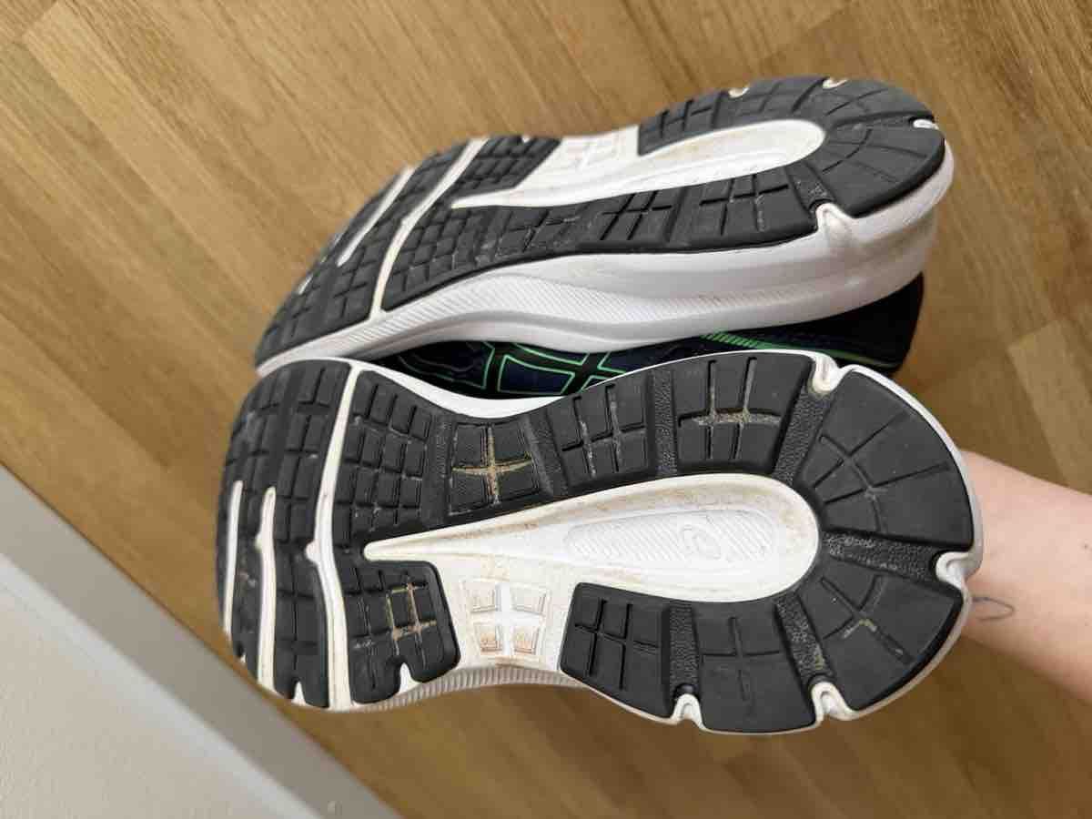 Asics Schuhe für Jungen: Kinder Sneaker Asics Grösse 34.5 – Gebraucht aus Zürich von Agave_Sue 1