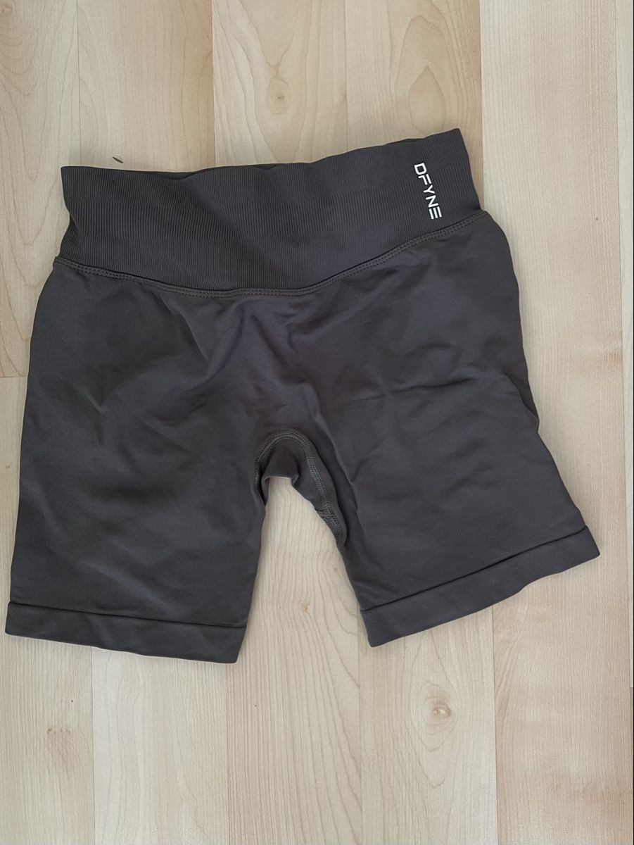 DFYNE Leggings: Dfyne Shorts grau  Grösse S – Neuf (Voir description) à Vinelz par laraaa_03 2