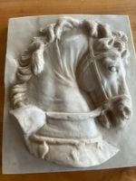 Rassiger Hengstkopf aus stein