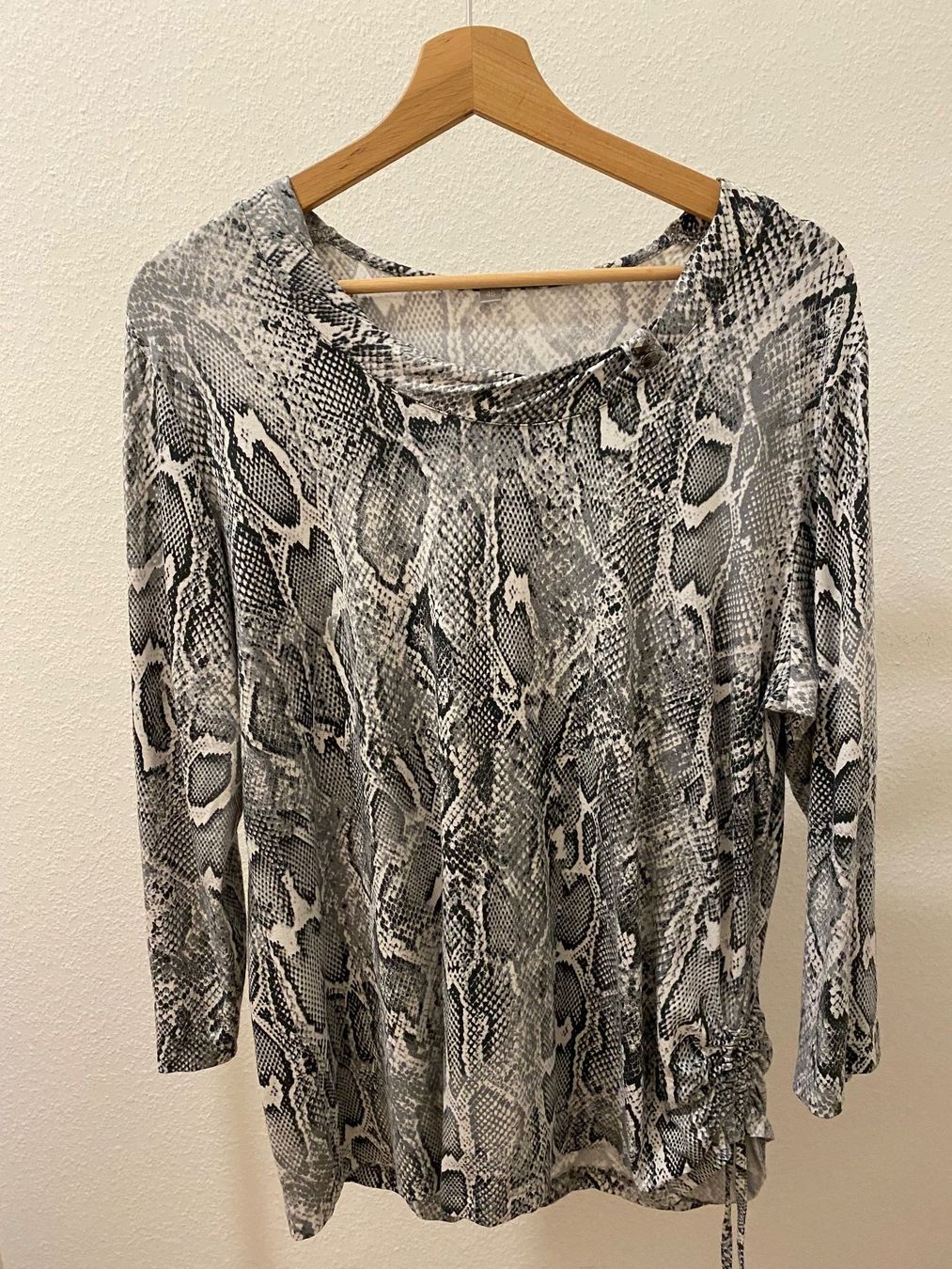 T-shirt: Oberteil Schlangenprint grau Gr. 46 – Usato da Pratteln venduto da a23_j2gs 1