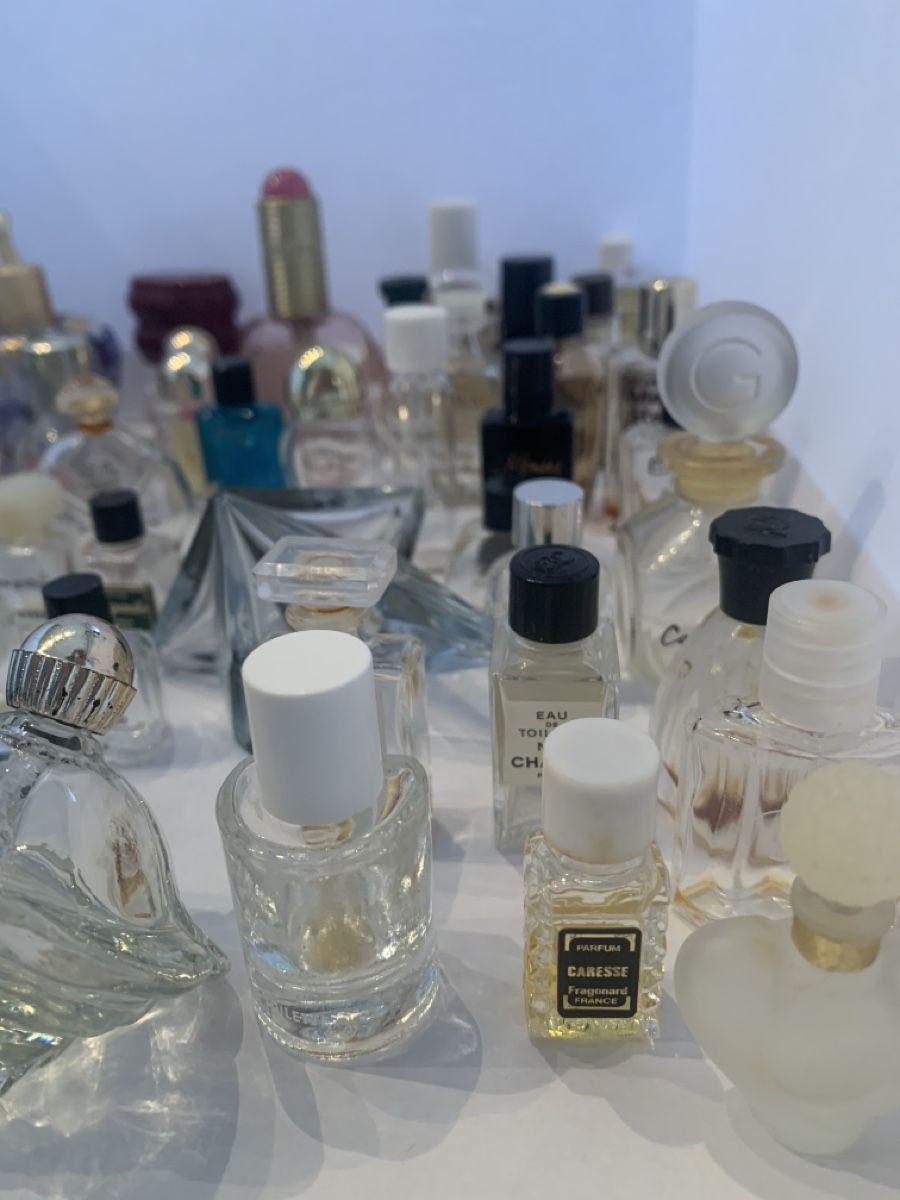 Profumi & Eau de Toilette: Leere Parfum Miniaturen – Usato da Hochdorf venduto da Blume007 1