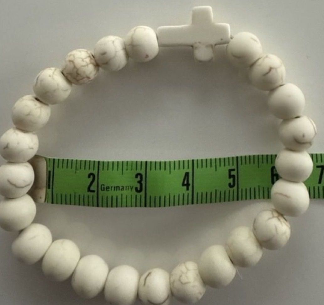 Armbänder & -reifen: Armband mit Kreuz weiss Perlen Elastisch neu – Neu (gemäss Beschreibung) aus Freidorf TG von nad_fxh7 1