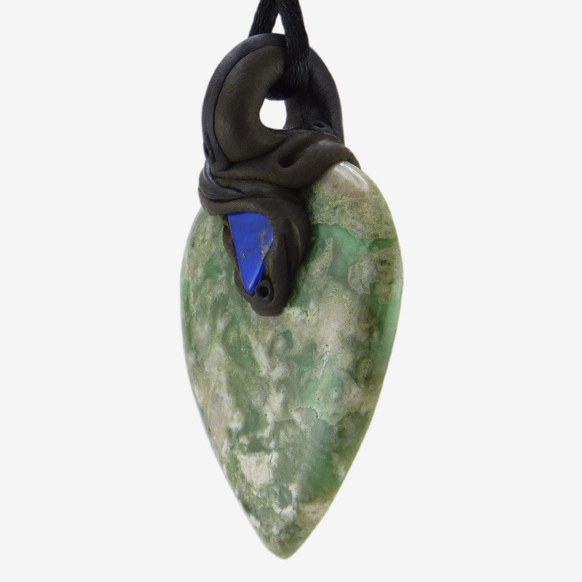 Minerali & Pietre curative: Variscit Steinanhänger, mit eingefasstem Lapislazuli – Nuovo e nell'imballaggio originale da Meilen venduto da Kaleidoskopia 1