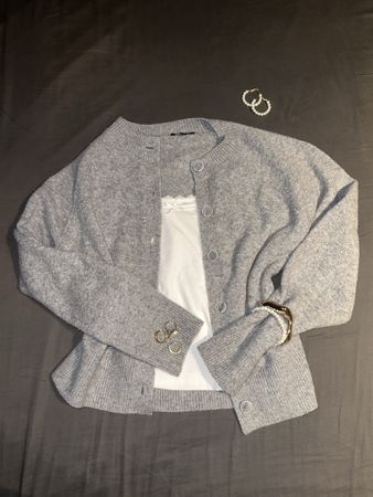 Graue Strickjacke