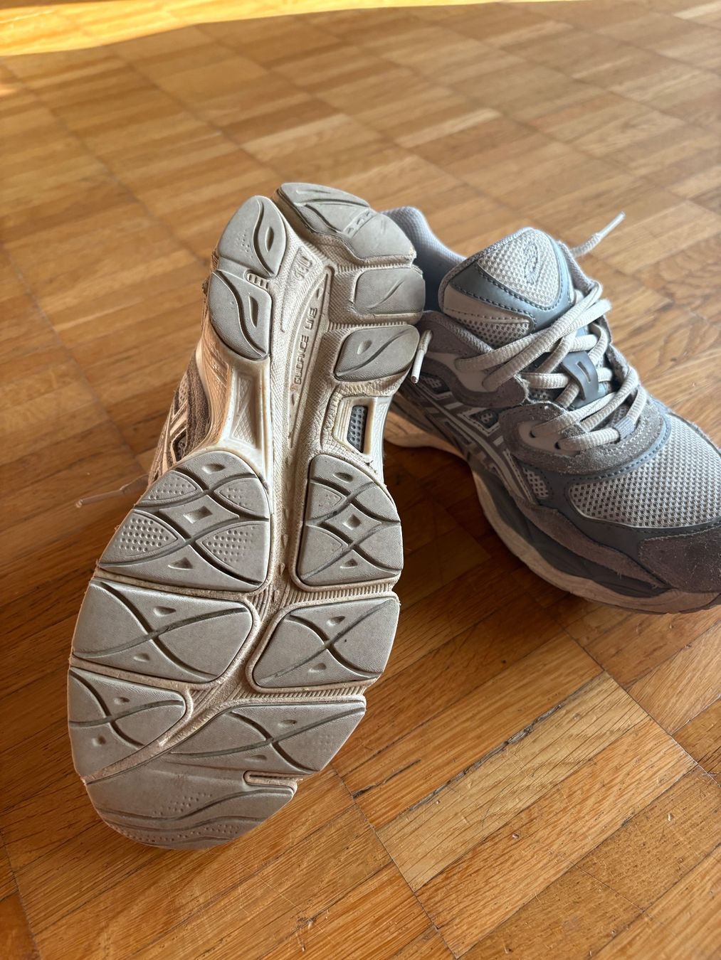 Asics Herrenschuhe: ASICS Turnschuhe  Grau Grösse 38 – Gebraucht aus Luzern von ann_hq9y 1
