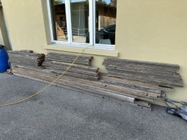 Alte Holzbretter Stapel als Bastelholz oder für Verkleidung