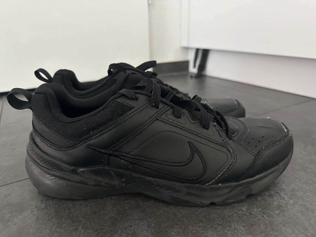 Nike Herrenschuhe: Nike Turnschuhe schwarz Gr. 45 – Neu (gemäss Beschreibung) aus Winterthur von ChicMarkt