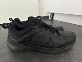 Nike Turnschuhe schwarz Gr. 45