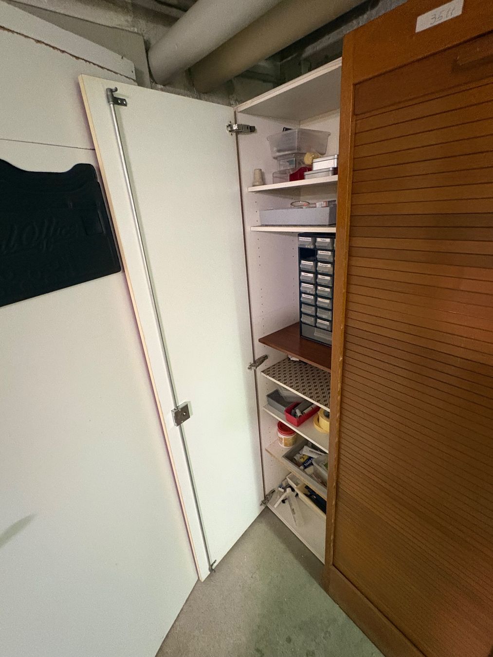 Armoires: Schrank rot, Weiss, mit Schubladen und Fachern – D'occasion à Frick par Rukki 2