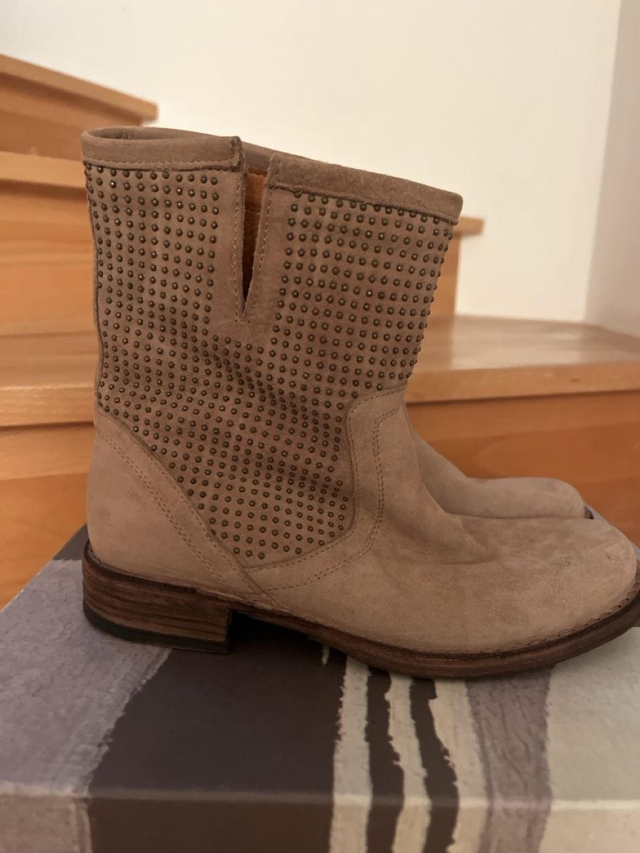 Scarpe da donna: Fiorentini + Baker beige Boots mit Nieten – Usato da Olten venduto da reja1965 1