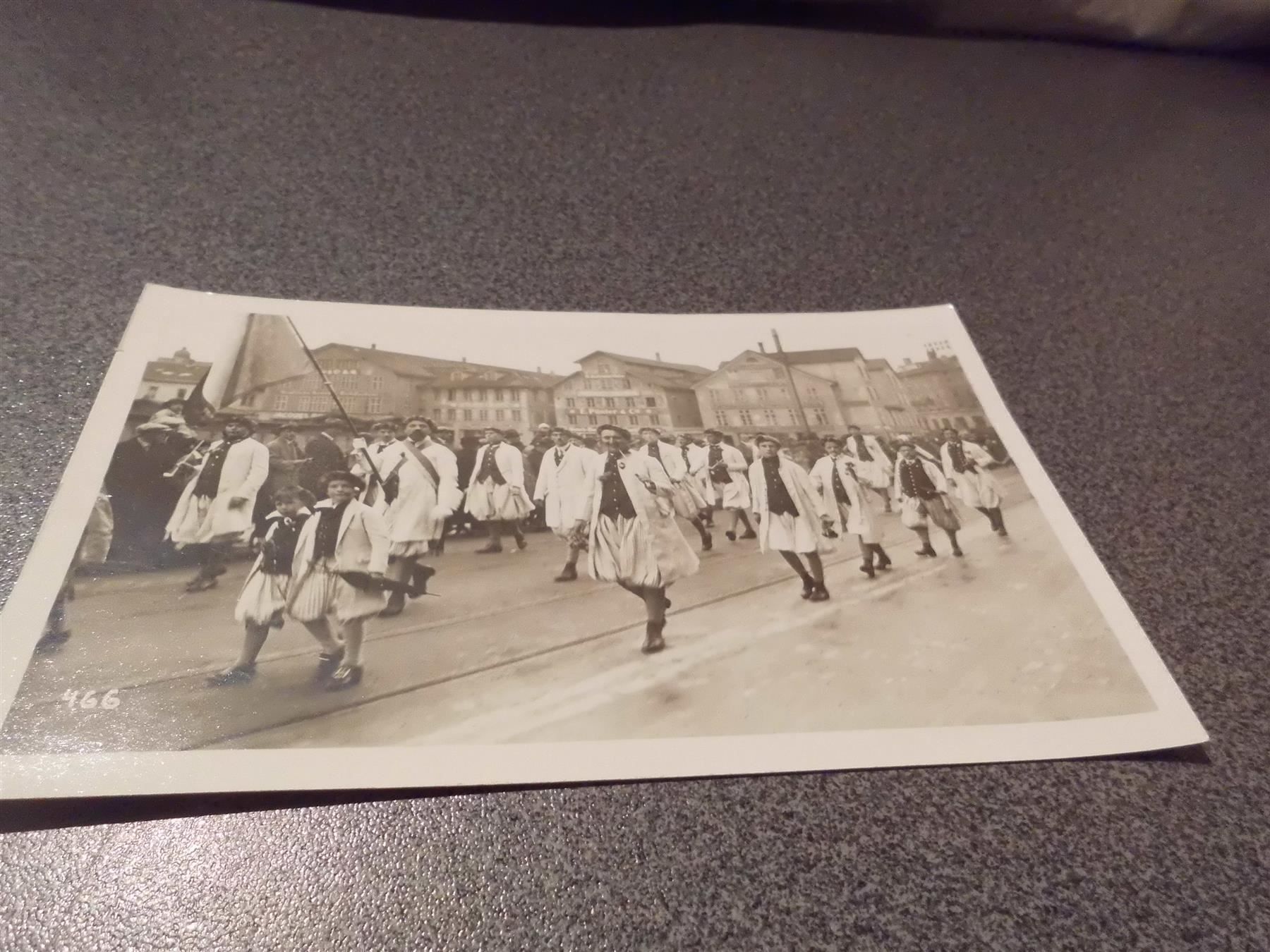 Cartes postales: Ansichtskarte Umzug, umgelaufen – D'occasion à Zürich par abraxas1291