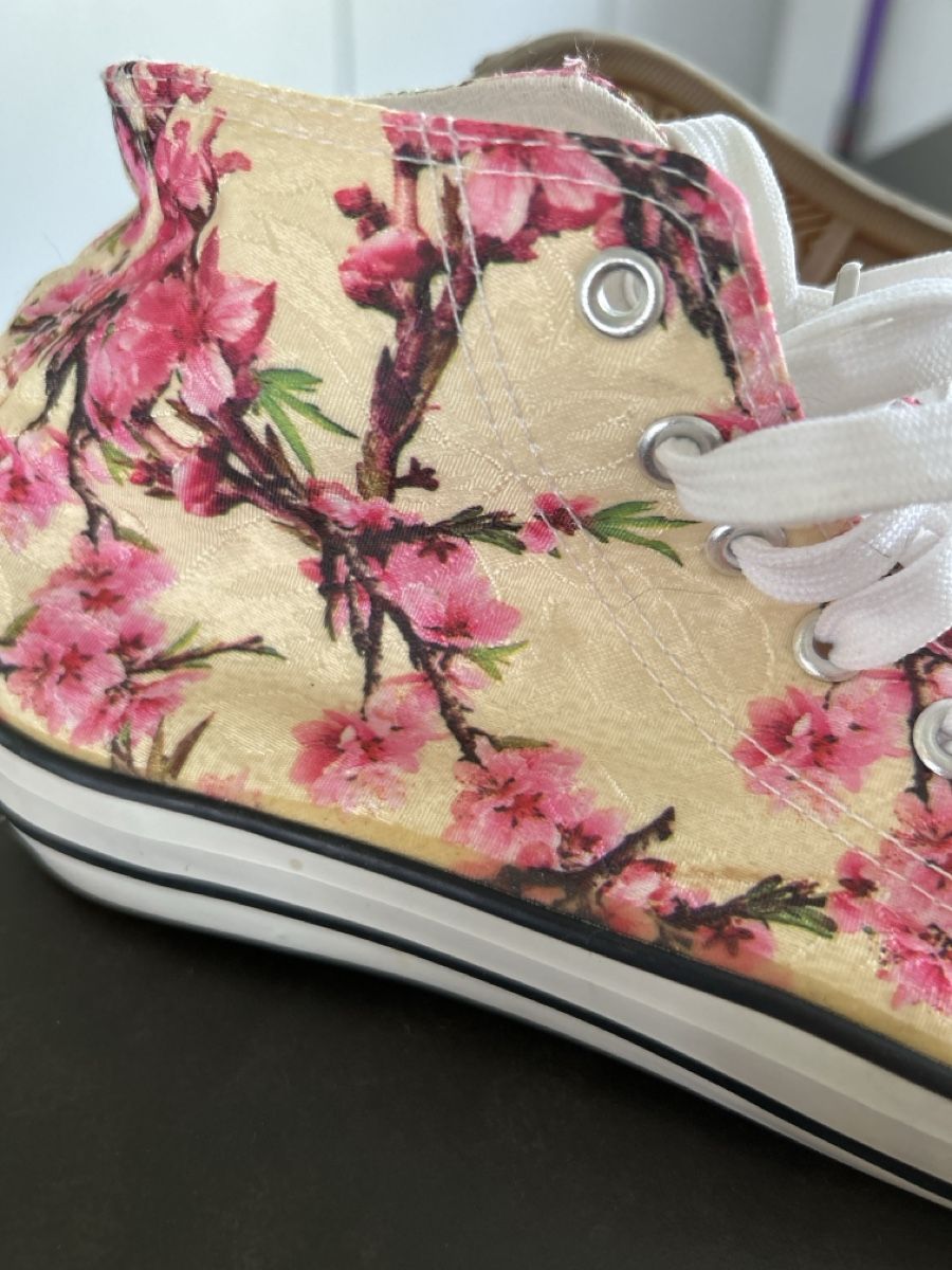 Damenschuhe: Frühlings-Sneaker mit Kirschblütenmuster – Gebraucht aus Wettingen von Trini16 1