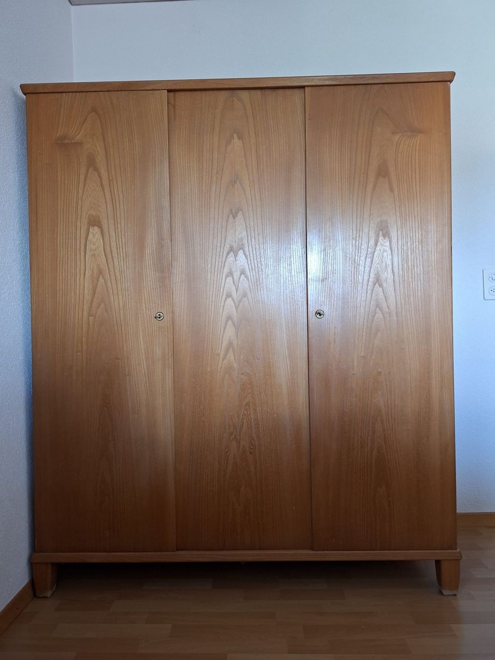 Armadi: Dreitüriger alter Kleiderschrank – Usato da Worben venduto da Wizzy