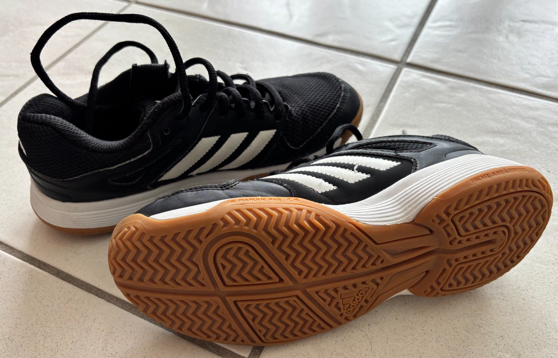 Adidas Scarpe da uomo: Gut erhaltene Hallenschuhe, Gr. 36 – Usato da Buochs venduto da coffee75 1