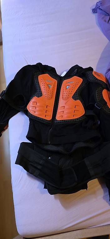 Protezioni & Imbottiture: Plastron de protection moto Fox – Usato da Courtelary venduto da Didier0