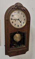 Alte Wanduhr Pendeluhr mit Aufzug mit Schlüssel