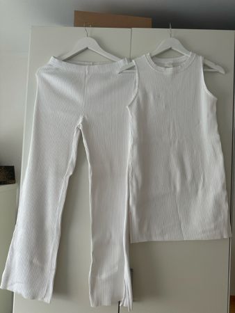 Weisses Ripp-Set Top Grösse XS und Hose Grösse S
