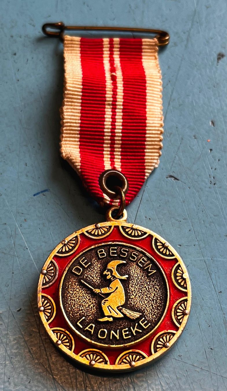 Placchette & Badge: Orden, Abzeichen De Bessem  Laoneke – Usato da Obernau venduto da Wgnom
