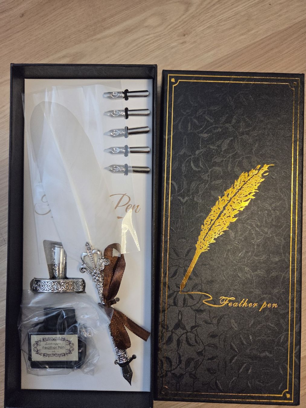 Penna & Evidenziatori: Feather Pen - Schreibfeder – Nuovo e nell'imballaggio originale da Jegenstorf venduto da AloeVera19