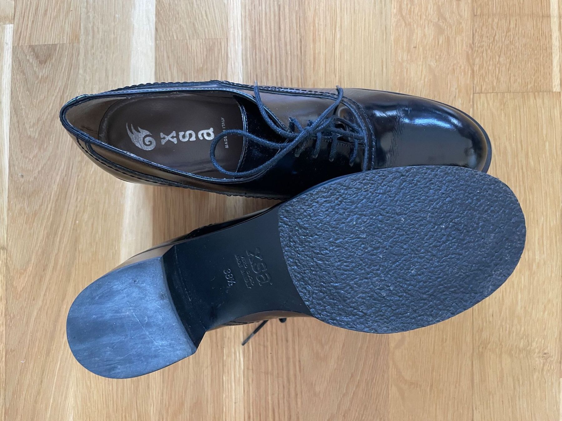 Damenschuhe: Glänzender Lederschnürschuh Grösse 38 1/2 – Gebraucht aus Zürich von 08dreissig 1