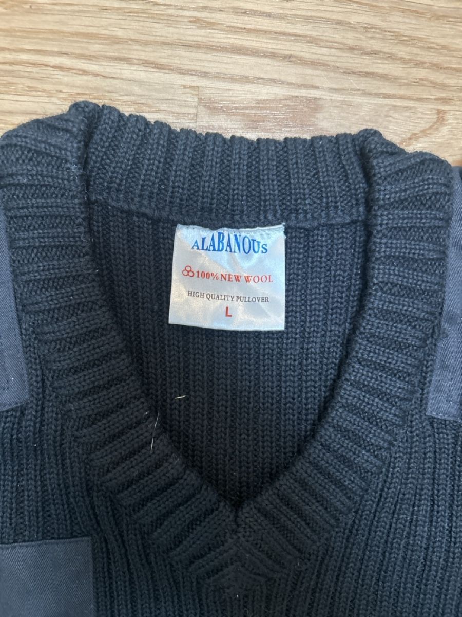 Pullover & Sweatshirts: Strickpullover schwarz mit Patches Grösse L – Gebraucht aus Luzern von ThrowbackVintage 1