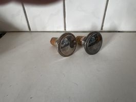 Zwei Flaschenverschlüsse in Silber mit Kork gebraucht