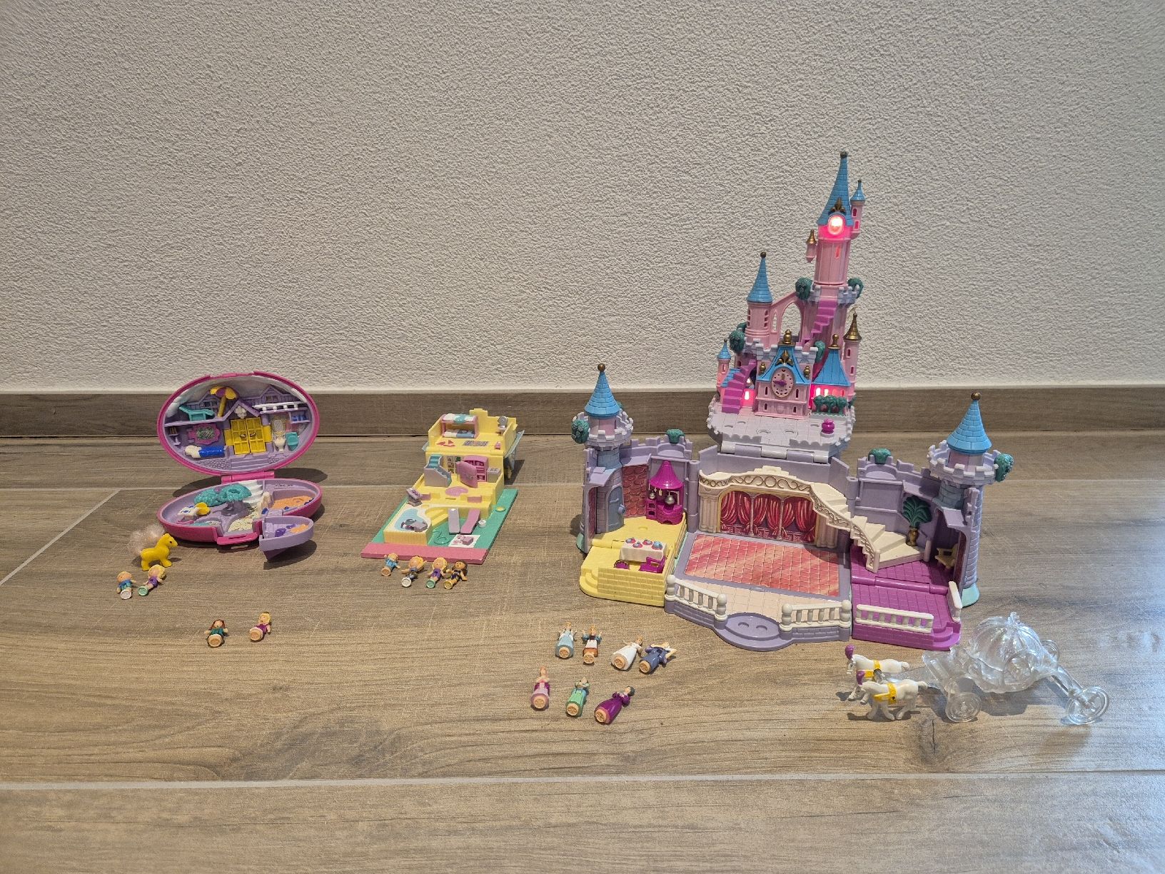 Polly Pocket Giocattoli: Polly Pocket Set mit Cinderella Schloss – Usato da Hörhausen venduto da mountain18 9