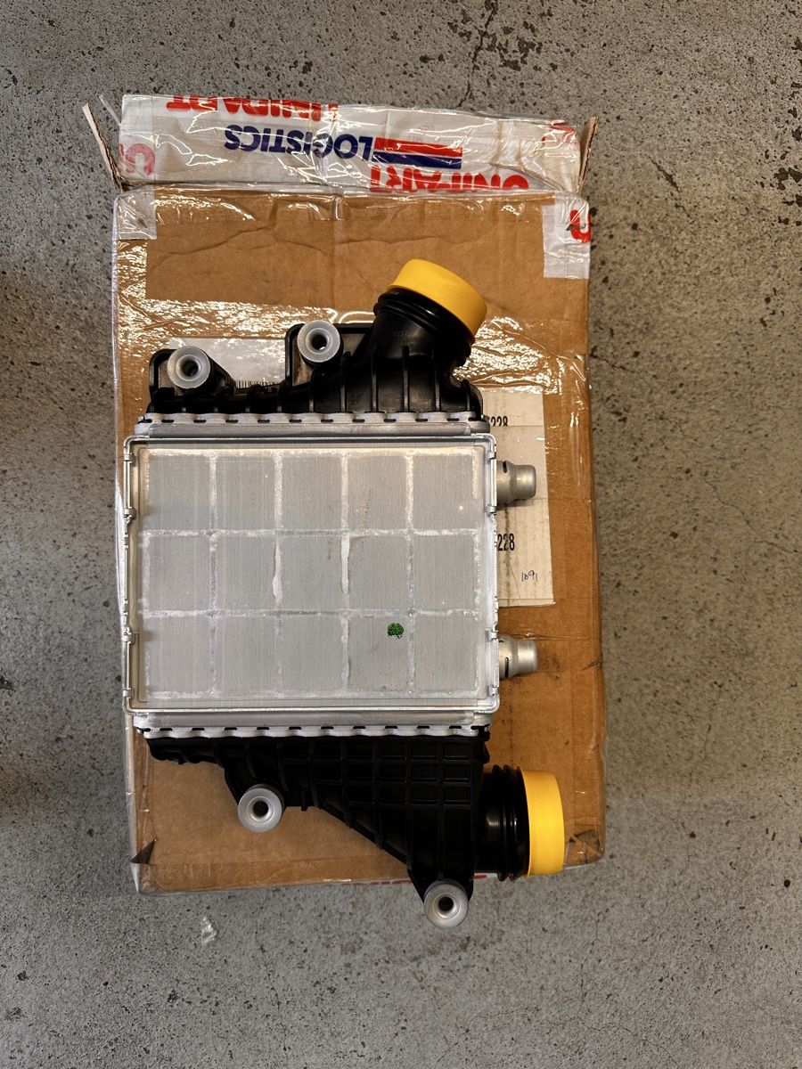 Jaguar Tutti pezzi di ricambio auto: Ladeluftkühler Jaguar E-Pace NEU – Nuovo e nell'imballaggio originale da Höri venduto da EverythingForSale 1