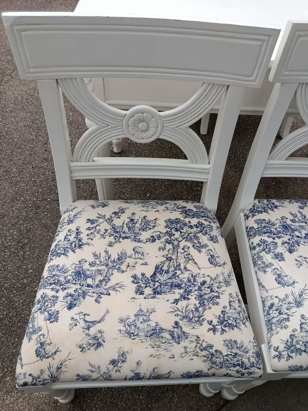 Set di tavolo e panche: Esstisch mit 4 Stühlen weiss blau gemustert – Usato da Wattwil venduto da sunicheyenne 5