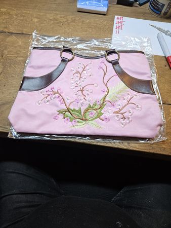 Rosa Damentasche mit Blumenstickerei 