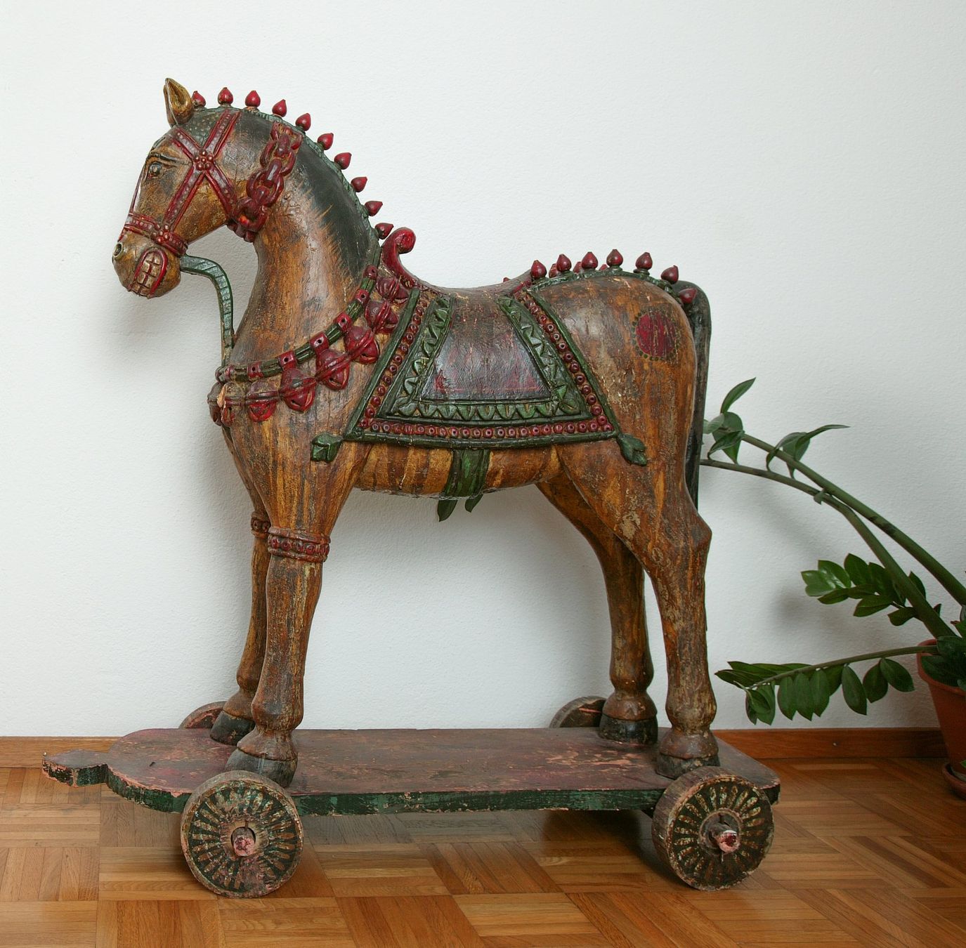 Figuren: Antikes, handgeschnitztes, polychromes Holzpferd aus Indien – Gebraucht aus Jona von Jonasell