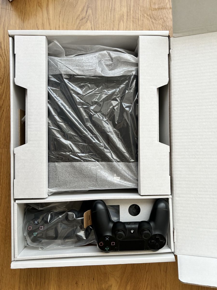 Sony Console: PlayStation 4 (500 GB) Komplettpaket | 2 Controller | Logite – Usato da Zürich venduto da mad_msw7 9