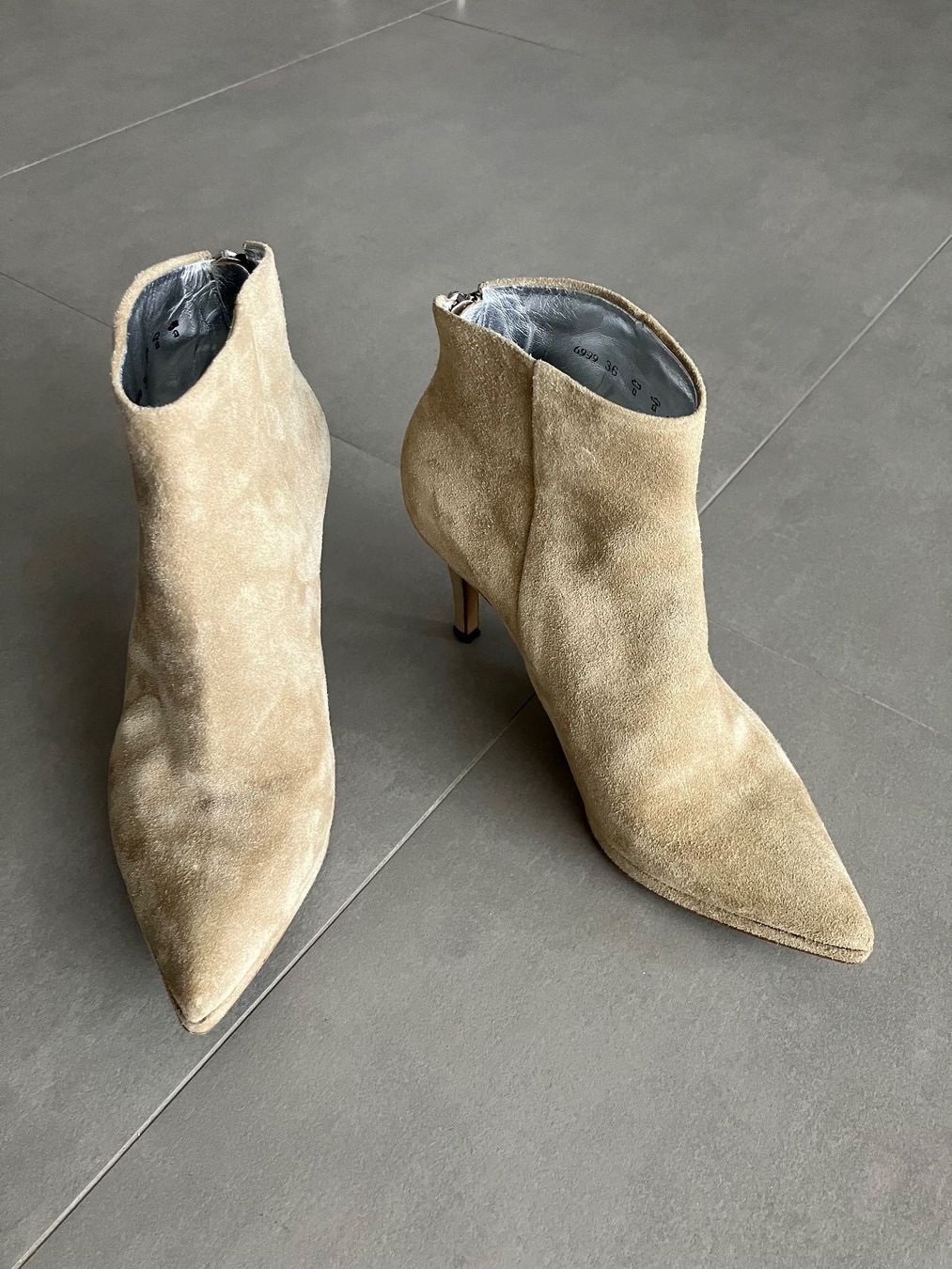 Scarpe da donna: Free Lance - bottines en daim crème – Usato da Vich venduto da SophieCo