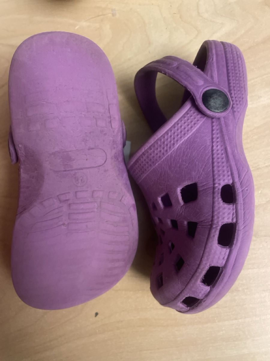 Scarpe per ragazze: Clogs/Sandalen Gr.28 lila Mädchen mit 2Anhängern – Usato da Obergerlafingen venduto da cabo4 3