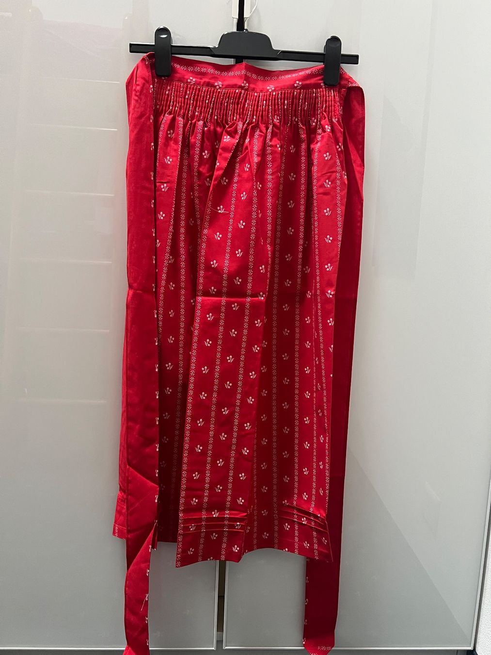 Costumi tradizionali: Dirndl Schürze, Rot mit Blumenmuster – Nuovo e nell'imballaggio originale da Grindelwald venduto da wand_24
