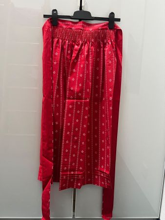 Dirndl Schürze, Rot mit Blumenmuster
