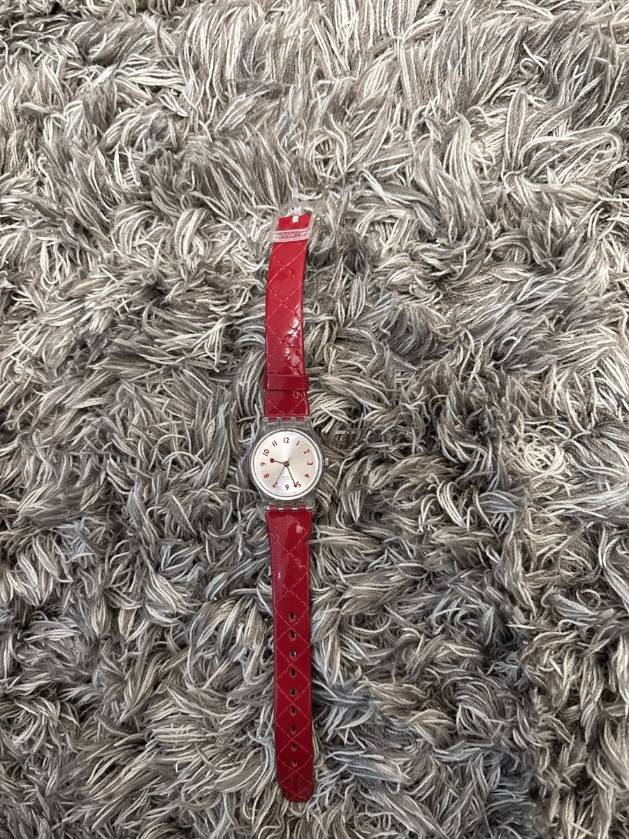 Swatch Orologi: Swatch Damenuhr mit rotem Armband – Difettoso da Therwil venduto da cosugs