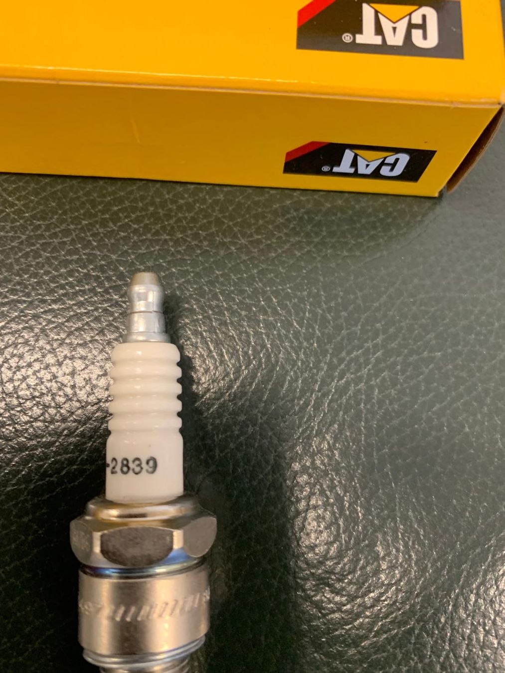 Alle Autoersatzteile: CAT Zündkerzen + Ölfilter neu – Neu und originalverpackt aus Grüt (Gossau ZH) von wisdomio7 6