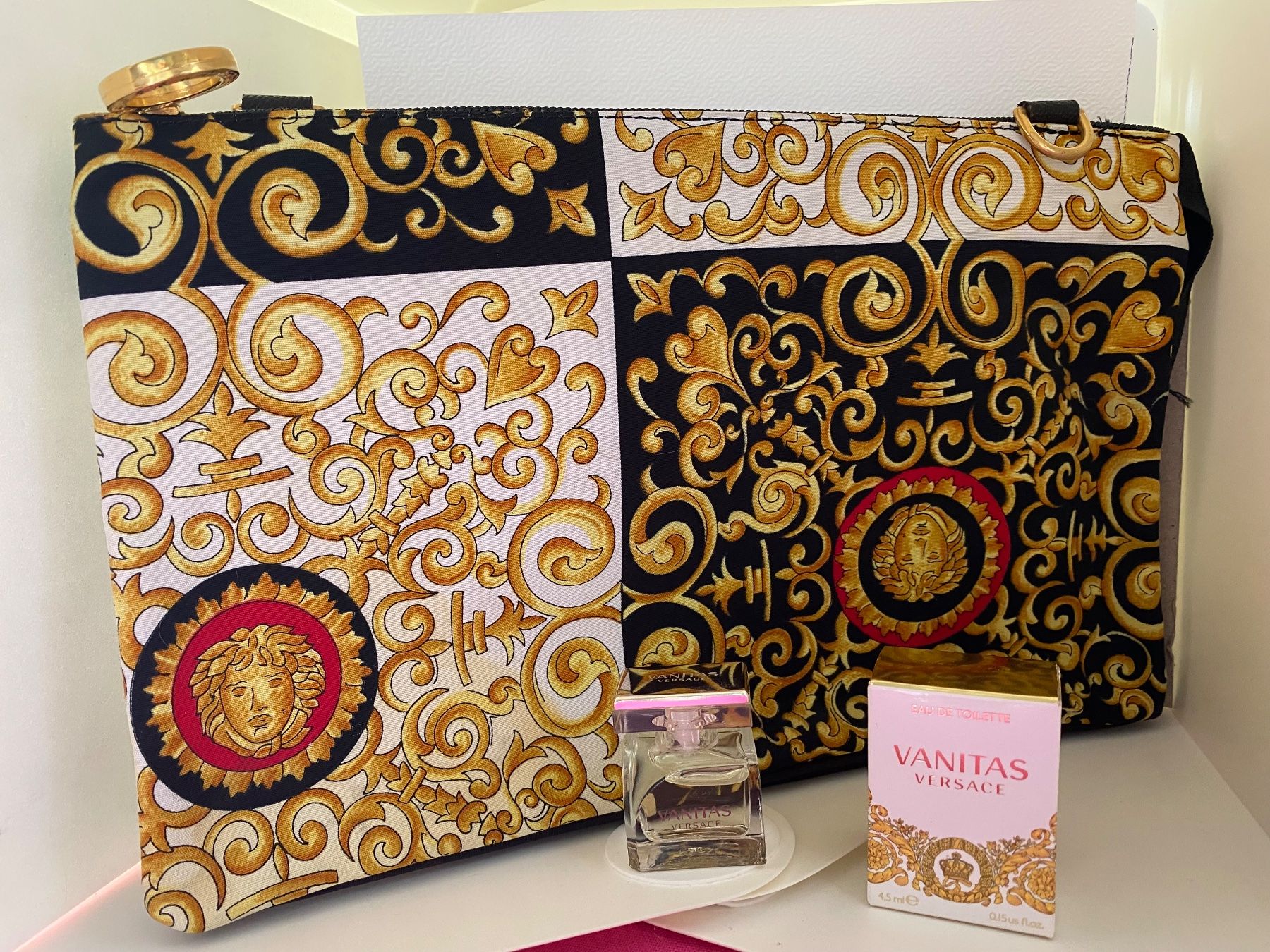 Versace Custodie per cosmetici: Trousse Versace – Usato da Bouveret venduto da wes_7zll