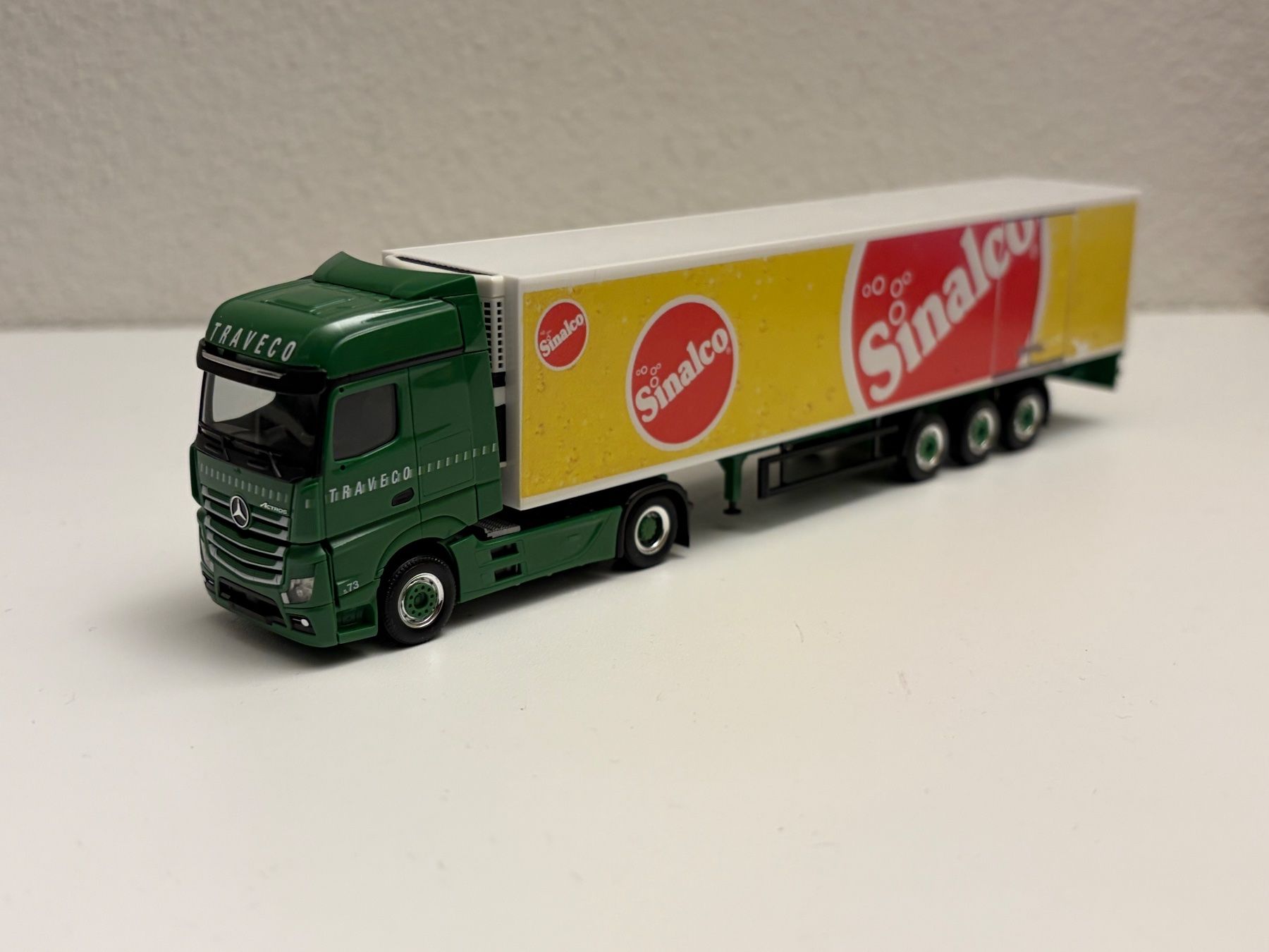 Herpa Modellini d'auto: MB Actros MP4 Traveco Sinalco – Nuovo (secondo la descrizione) da Felben-Wellhausen venduto da Mobil01 1