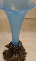 Vase ancien  en verre  et socle en métal fleurs feuilles