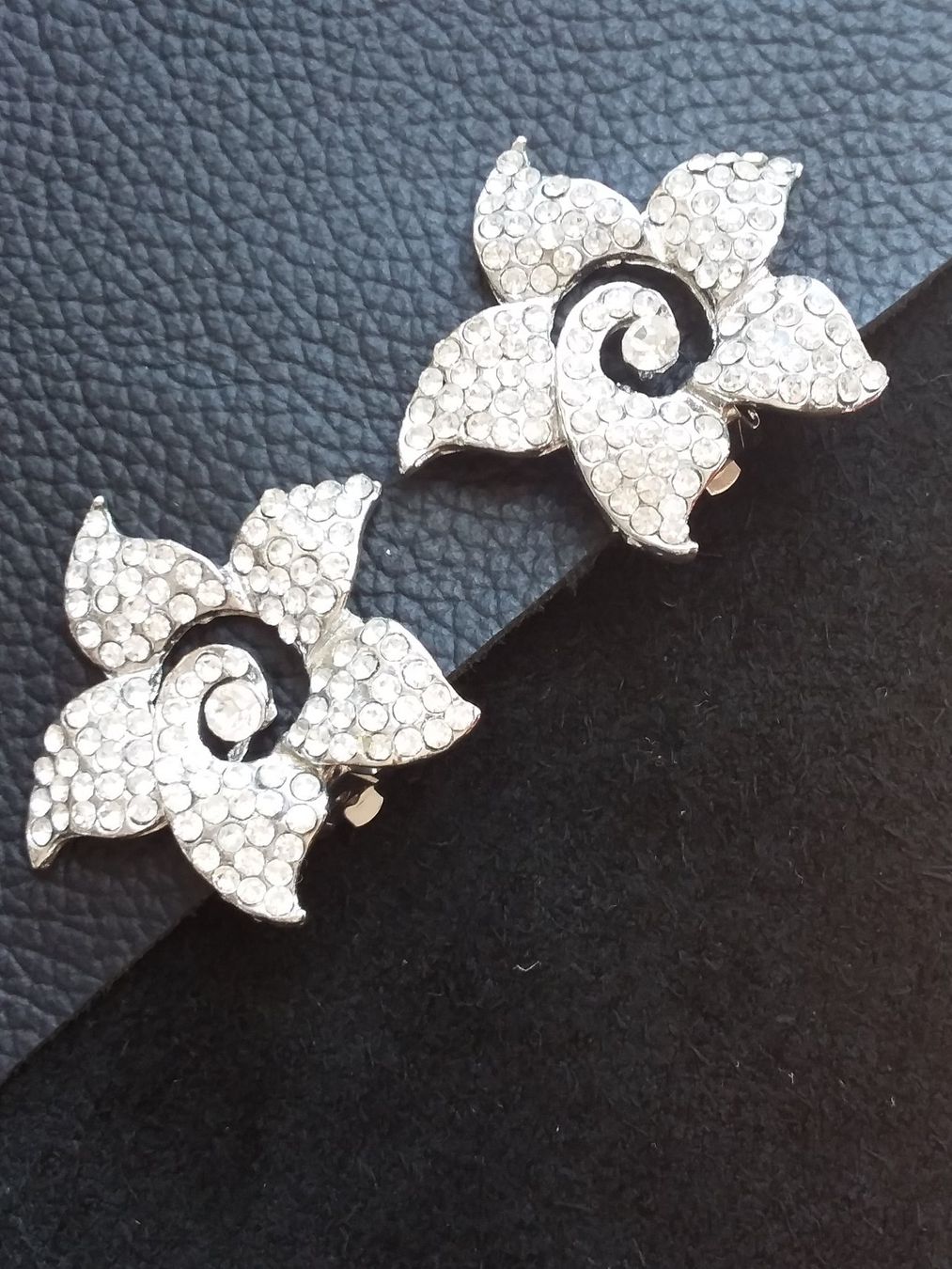 Orecchini pendenti & Orecchini a lobo: Vintage klassische Blüten Strass Ohrclips – Usato da Zürich venduto da helsan 1