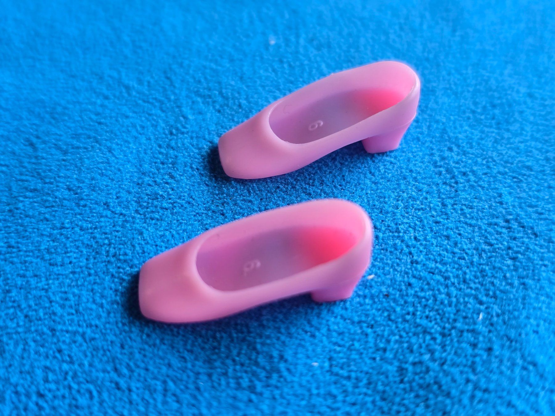 Puppen: Chaussures poupée  Barbie rose – Gebraucht aus versoix von moonkey02