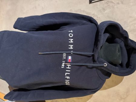 Pull Tommy Taille L mais fait plus M Marina