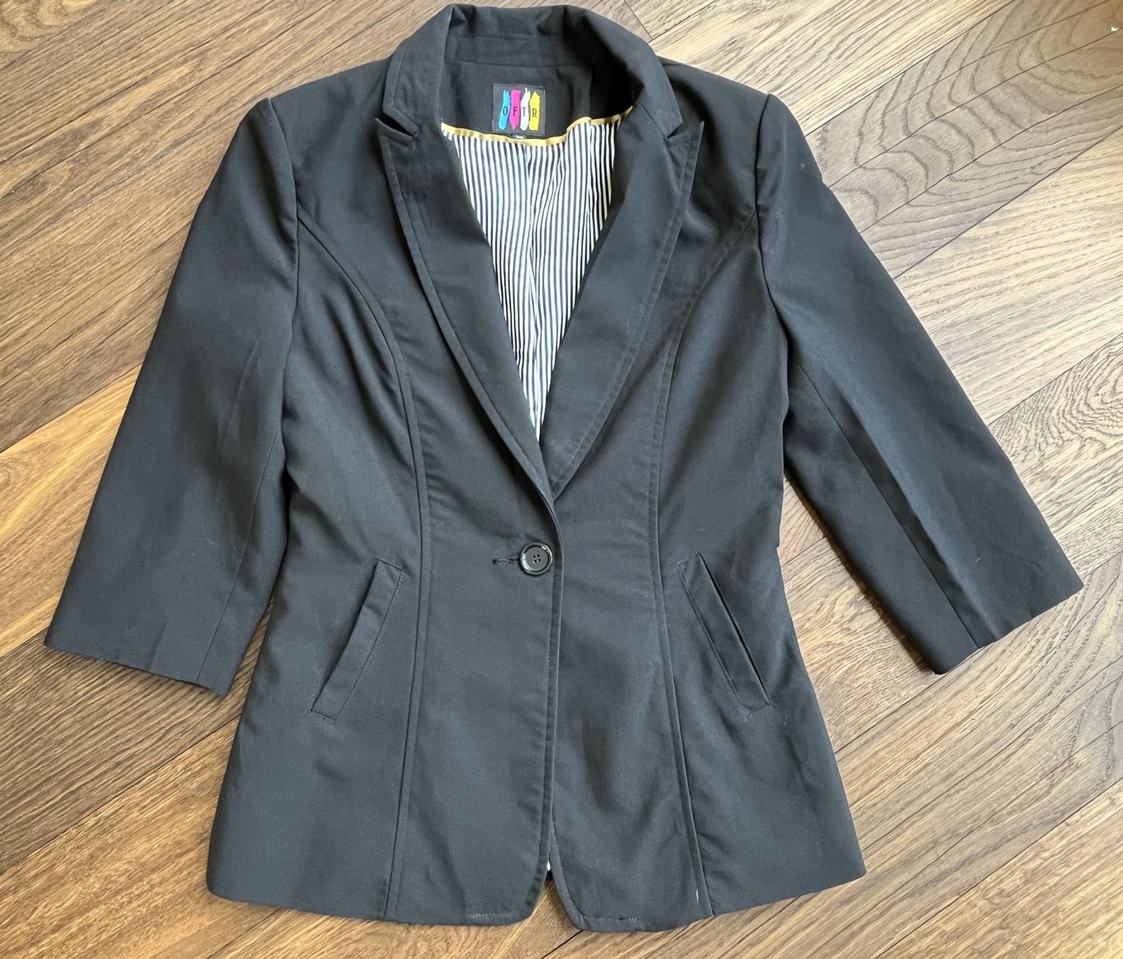 Vestes: Schwarzer Blazer mit gestreiftem Innenfutter, XS, Kurzärmel – D'occasion à Affoltern am Albis par Blackrhythm