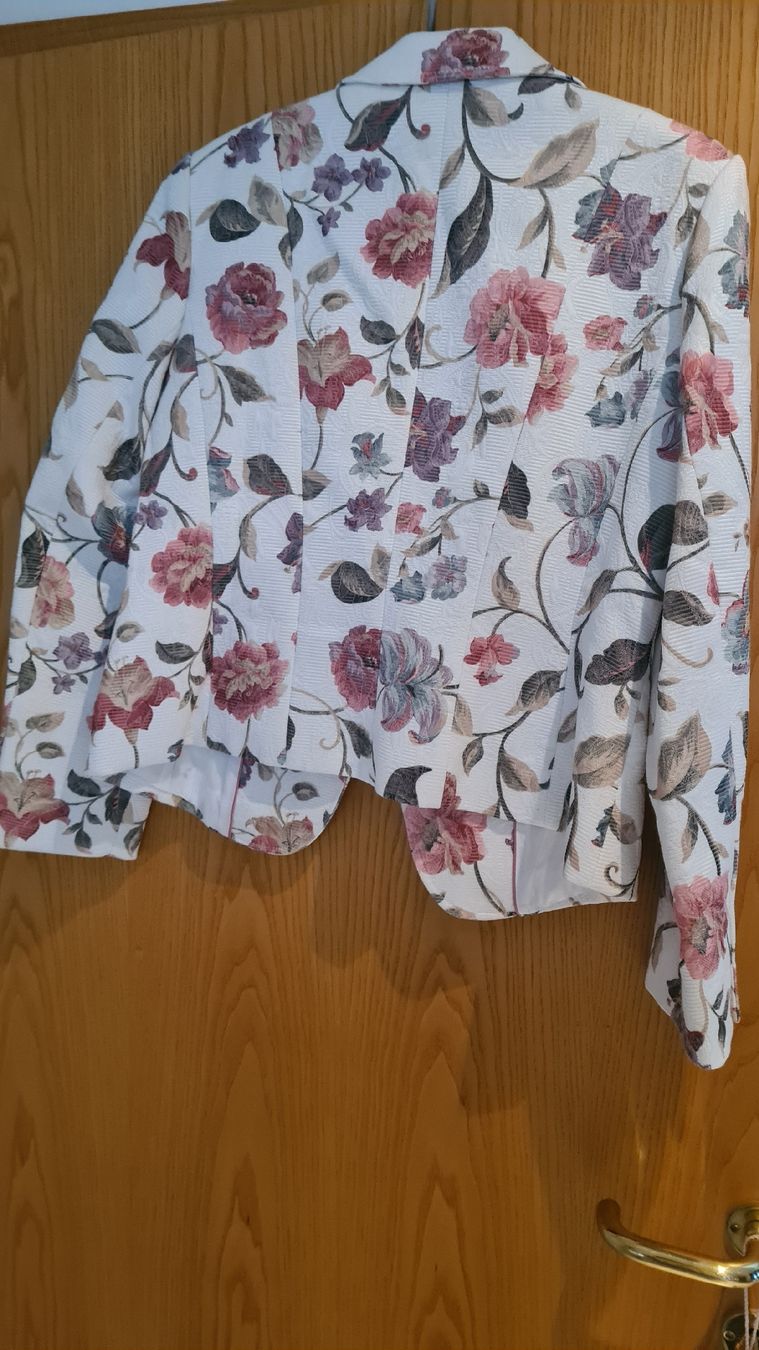 Madeleine Jacken: Madeleine Damen Blazer Gr.40/42 mit Blumenmuster – Gebraucht aus Dussnang von Mak13 5