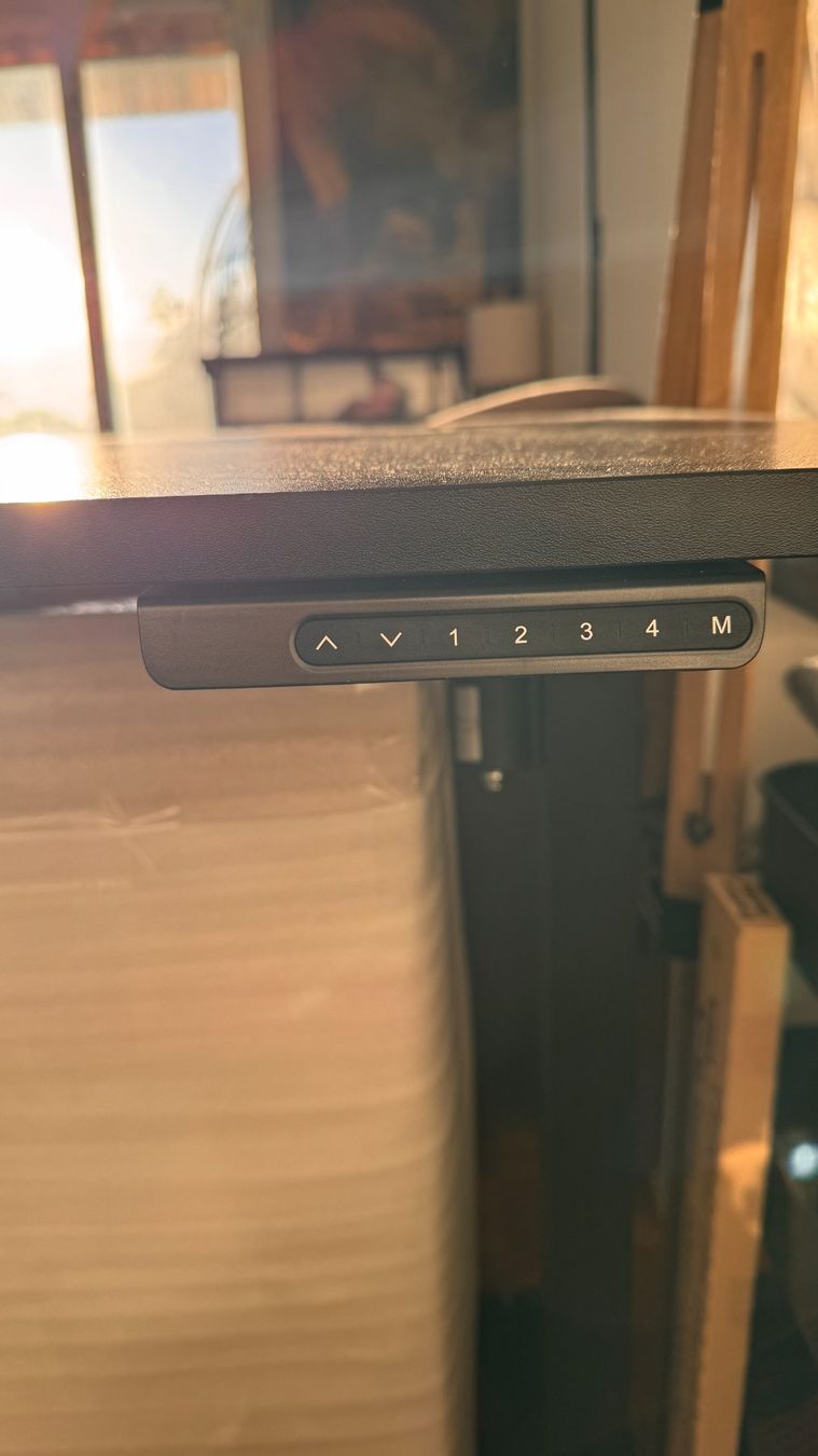 Scrivanie: Bureau assis-debout électrique - parfait état – Nuovo (secondo la descrizione) da Lausanne venduto da goupil1980 1